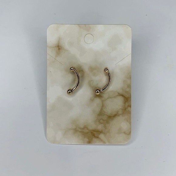 Gold curved earrings - Picture 2 of 3